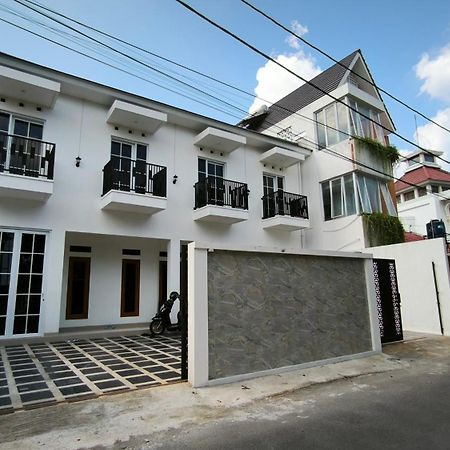 House Of Bedjo Powered By Cocotel Джокякарта Екстериор снимка