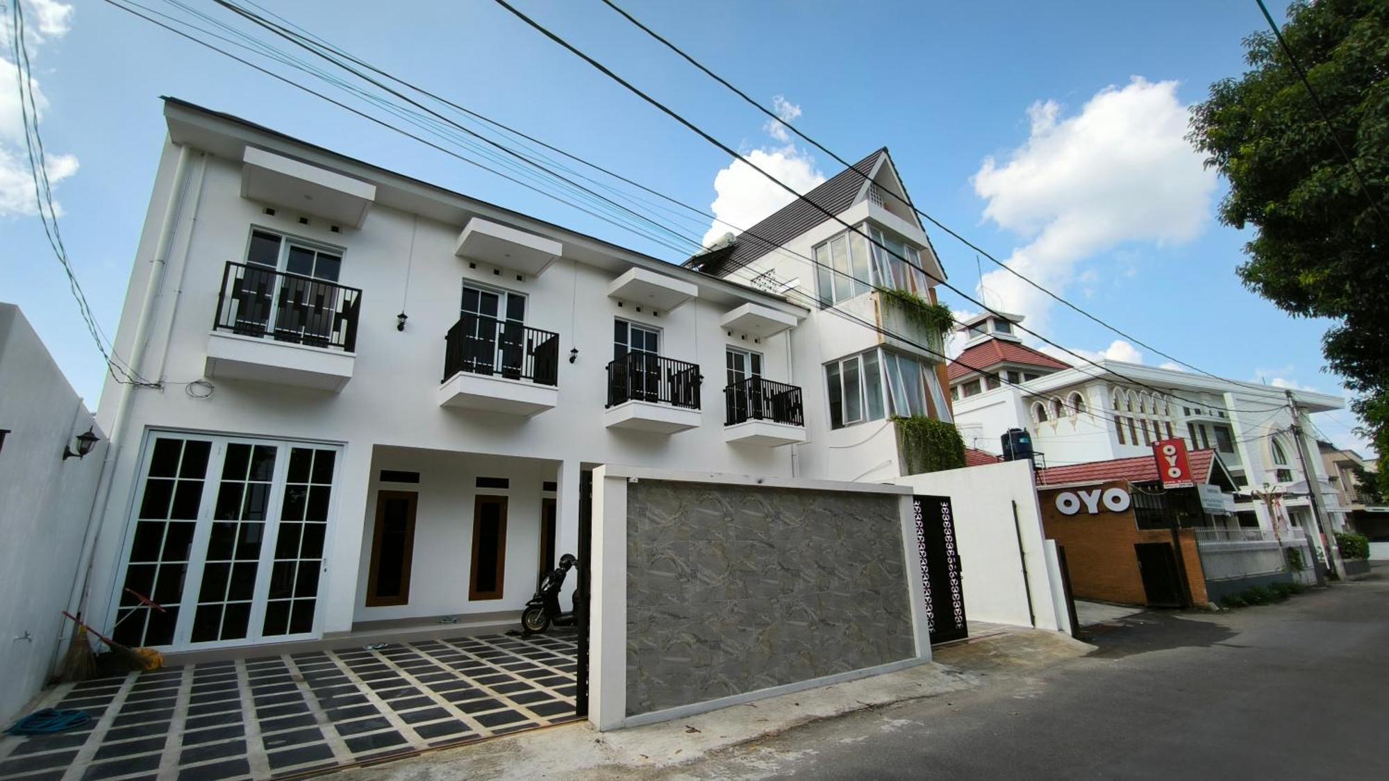 House Of Bedjo Powered By Cocotel Джокякарта Екстериор снимка
